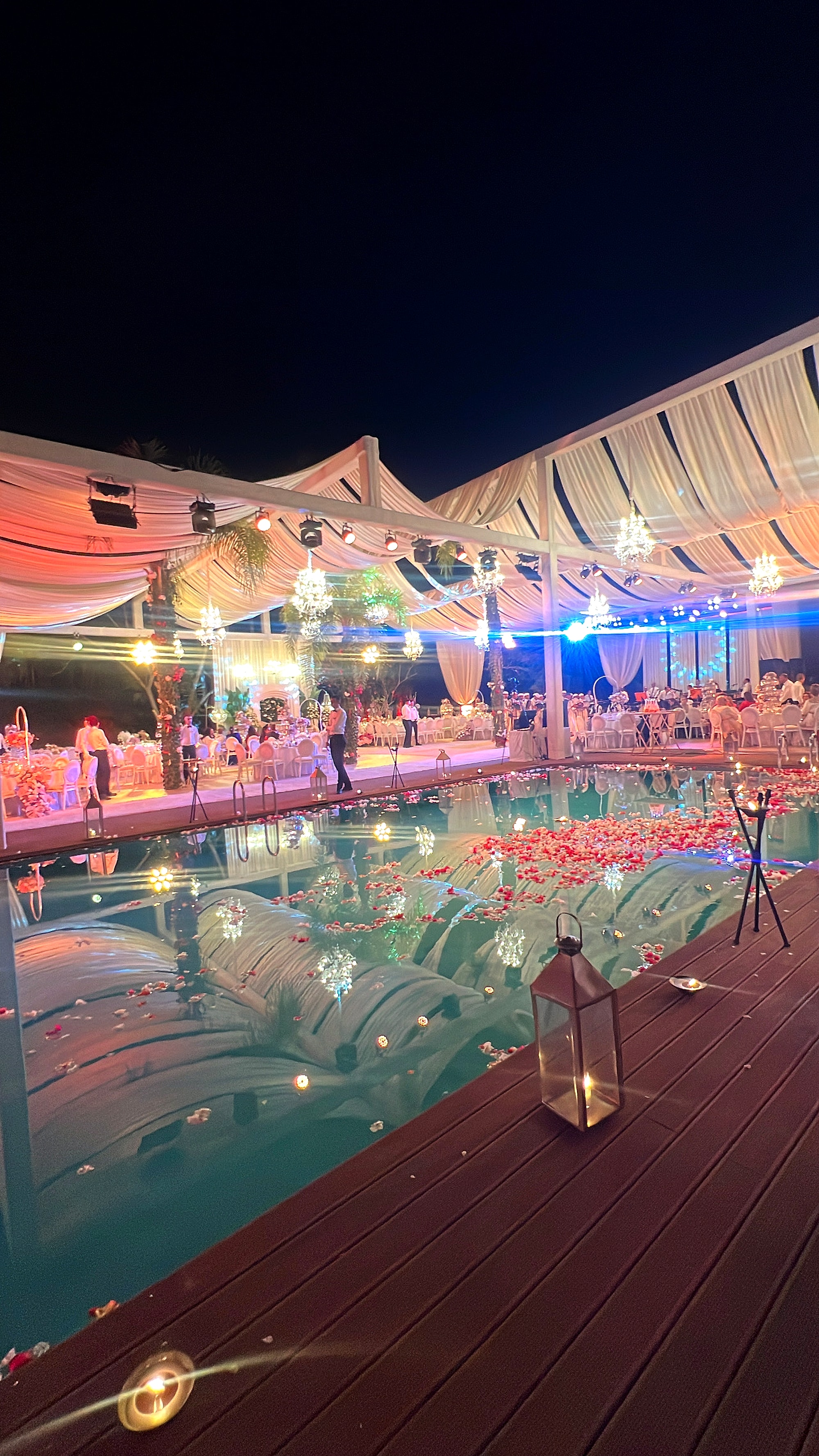 A DEJA-VU poolside event at night